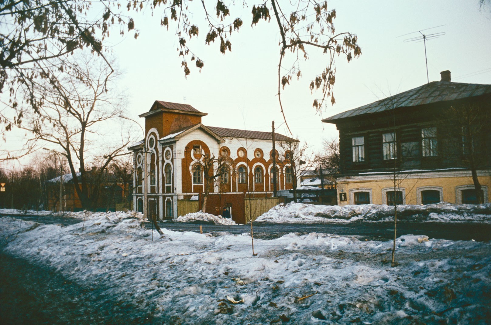 Мечеть и тюрьма НКВД. Какой была и какой стала улица Труда.