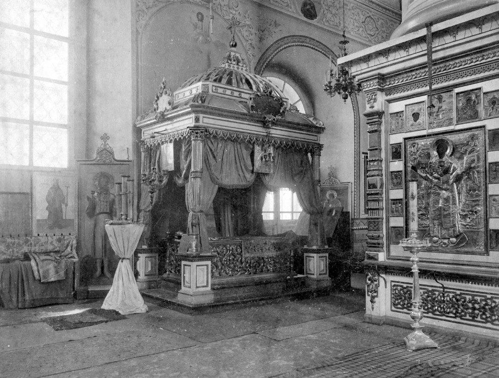 Старые рака и сень над мощами преп.Трифона Вятского в Успенском соборе. В 1896 году деревянные рака и сень были заменены на новые — посеребренные медные. 1895–1896 гг. 