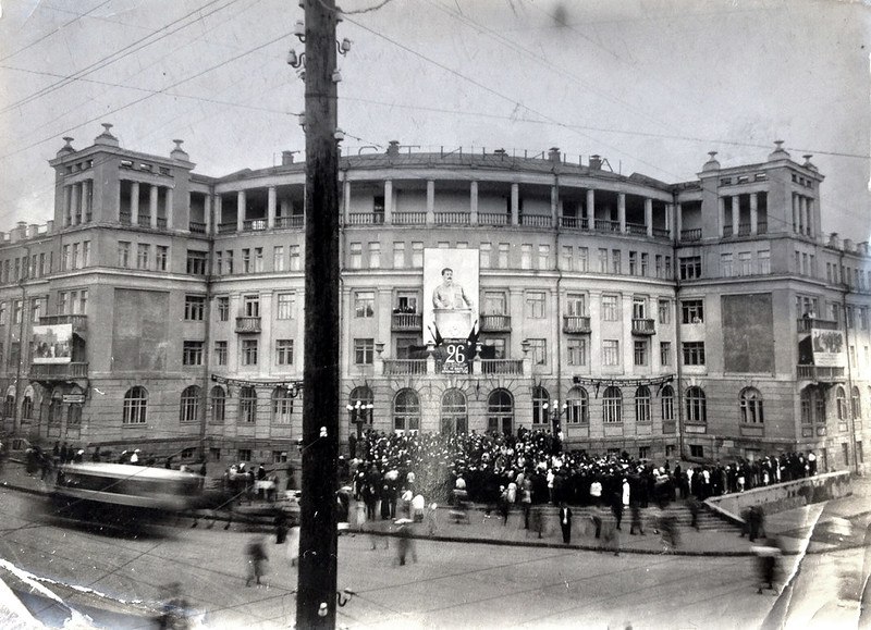 Вид на Центральную гостиницу в день выборов в Верховный Совет РСФСР 26 июня 1938 года. г. Киров.1938 г.