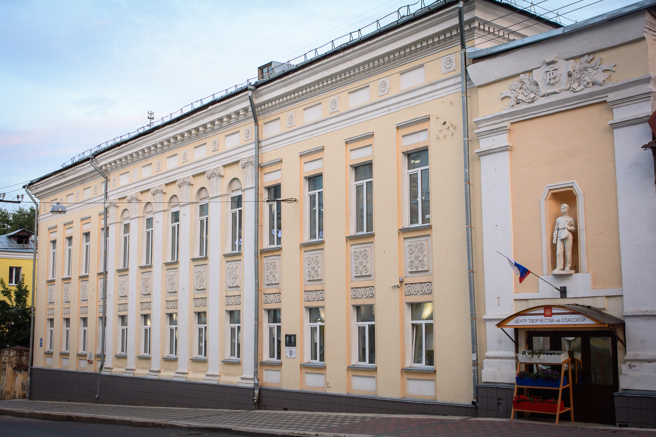 Здание Вятской мужской гимназии Киров