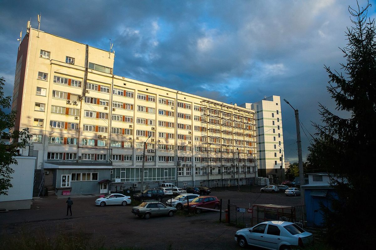 Западный фасад гостиницы «Вятка» в период ремонта. 2016 г.