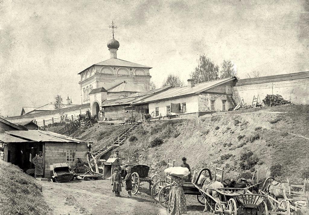 Трехсвятительская церковь и южная часть ограды с воротами Трифонова Успенского монастыря. Начало XX в. 