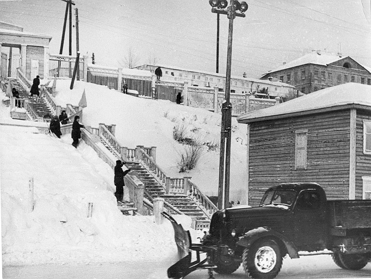 Уборка снега на стадионе «Трудовые резервы». 1960-е гг.
